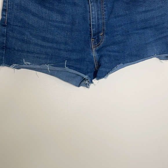 Levi Cut Off Jean Shorts - Picture 3 of 6